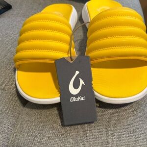OluKai yellow hibiscus size 9 Komo slides Men